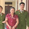 Đối tượng Hương bị Công an huyện Thiệu Hóa bắt giữ. (Ảnh: Trịnh Duy Hưng/TTXVN)