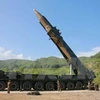 Tên lửa đạn đạo liên lục địa Hwasong-14 chuẩn bị được phóng thử tại một địa điểm bí mật ở Triều Tiên. (Nguồn: EPA/TTXVN)