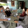 Lực lượng chức năng xã Phước Nam, huyện Thuận Nam, tỉnh Ninh Thuận kiểm tra, xác minh thông tin về người dân đã tiếp xúc với bệnh nhân 61 ở thôn Văn Lâm 3. (Ảnh: Công Thử/TTXVN)