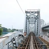 Sau hơn 100 năm khai thác, một phần cầu đường sắt Bình Lợi cũ sẽ được bản tồn để phục vụ nghiên cứu khoa học và phát triển du lịch. (Ảnh: Tiến Lực/TTXVN)