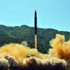 Vụ phóng tên lửa đạn đạo liên lục địa Hwasong-14 của Triều Tiên tại một địa điểm bí mật năm 2017. (Ảnh: AFP/TTXVN)