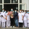Giám đốc Trung tâm kiểm soát bệnh tật tỉnh Ninh Bình chúc mừng bệnh nhân được xuất viện. (Ảnh: Đức Phương/TTXVN)