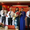 Lãnh đạo tỉnh Bình Phước tặng hoa chúc mừng bà Huỳnh Thị Hằng giữ chức Chủ tịch Hội đồng Nhân dân tỉnh. (Ảnh: TTXVN)