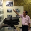 Ông Nguyễn Huy Ngọc tham quan gian trưng bày những hình ảnh về chiến dịch giải phóng Thừa Thiên-Huế 1975 tại Bảo tàng Lịch sử tỉnh Thừa Thiên-Huế. (Ảnh: Đỗ Trưởng/TTXVN)