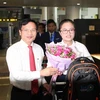  Cục trưởng Cục Quản lý chất lượng (Bộ Giáo dục và Đào tạo) Mai Văn Trinh đón, tặng hoa chúc mừng Nguyễn Khánh Linh - thành viên đoàn thi Olympic Vật lý quốc tế. (Ảnh: Thanh Tùng/TTXVN)