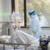 Nhân viên y tế điều trị cho bệnh nhân nhiễm COVID-19 tại bệnh viện Hán Khẩu ở Vũ Hán, Trung Quốc ngày 21/3/2020. (Ảnh: THX/TTXVN)