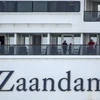 Hành khách trên du thuyền Zaandam tại vịnh Panama ngày 27/3/2020. (Ảnh: AFP/TTXVN)