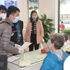 Khách du lịch nước ngoài lưu trú tại huyện Hoa Lư, tỉnh Ninh Bình khai báo y tế. (Ảnh: Thùy Dung/TTXVN)