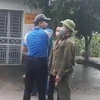 Đối tượng Phạm Văn Xoan (áo phông xanh) đang có hành vi đe dọa, xúc phạm lực lượng chức năng khi bị nhắc nhở phải đeo khẩu trang (Ảnh trích từ video).