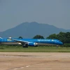 Máy bay của hãng hàng không Vietnam Airlines trên đường băng ở một sân bay. (Nguồn: Vietnam+)