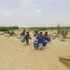 Trẻ em đi lấy nước tại vòi nước công cộng ở tỉnh Hajjah, Yemen, ngày 22/3/2020. (Ảnh: THX/TTXVN)