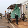 Người dân xã Ia Sao, huyện Ia Grai, tỉnh Gia Lai sửa sang nhà cửa sau khi bị dông, lốc gây tốc mái. (Ảnh: Dư Toán/TTXVN)