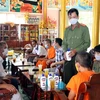 Tuyên truyền về cách phòng chống dịch COVID-19 tại chùa Khmer trên địa bàn tỉnh Sóc Trăng. (Ảnh: TTXVN)