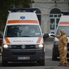 Xe cứu thương chở bệnh nhân tới khu điều trị COVID-19 tại bệnh viện ở Tandarei, Romania, ngày 4/4/2020. (Ảnh: AFP/TTXVN)