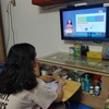 Học sinh trường THPT Cầu Giấy (Hà Nội) học qua truyền hình tại nhà. (Ảnh: Nguyễn Cúc/TTXVN)
