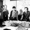 Đại tướng Võ Nguyên Giáp cùng các đồng chí trong Quân ủy Trung ương duyệt phương án tác chiến Chiến dịch Hồ Chí Minh (Hà Nội, 4/1975). (Ảnh: TTXVN)