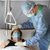 Nhân viên y tế điều trị cho bệnh nhân COVID-19 tại bệnh viện ở Rome, Italy ngày 8/4/2020. (Ảnh: AFP/TTXVN)