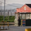 Binh sỹ Hàn Quốc gác tại một trạm kiểm soát gần Khu Phi quân sự (DMZ). (Nguồn: AFP/TTXVN)