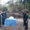 Bộ đội biên phòng Đắk Nông tặng gạo cho lực lượng bảo vệ biên giới Vương quốc Campuchia. (Ảnh: TTXVN)
