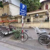Những chiếc xích lô du lịch của Hà Nội chuyên chở khách quốc tế nằm phủ bụi trên đường Trần Quang Khải. (Ảnh: Anh Tuấn/TTXVN)
