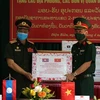 Đại diện lãnh đạo Trung đoàn 82 (Quân khu 2) tặng đơn vị kết nghĩa Sư đoàn Bộ binh 3 Quân đội nhân dân Lào một số vật tư, trang thiết bị y tế phòng chống dịch COVID-19. (Ảnh: Phan Tuấn Anh/TTXVN)