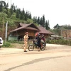 Lực lượng chức năng duy trì nghiêm công tác phòng, chống dịch 24/24h tại các chốt kiểm soát ra, vào địa bàn thị trấn Đồng Văn, tỉnh Hà Giang. (Ảnh: Minh Tâm/TTXVN)