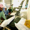 Đóng gói gạo xuất khẩu tại Công ty lương thực An Giang. (Ảnh: TTXVN)