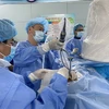 Bác sỹ Bệnh viện Bình Dân phẫu thuật nội soi qua da lấy sỏi thận cho bệnh nhi 3 tuổi. (Ảnh: TTXVN)