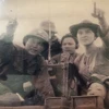 Cô gái Nguyễn Thị Ngọc Mỹ đội nón tai bèo ngồi trên xe tăng hướng dẫn bộ đội tiến vào giải phóng Sài Gòn trong cuộc tổng tiến công mùa Xuân năm 1975 (ảnh tư liệu). (Ảnh: Nguyễn Văn Việt/TTXVN)