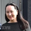 Bà Mạnh Vãn Châu rời tòa án British Columbia ở Vancouver, Canada. (Ảnh: AFP/TTXVN)