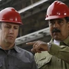 Tổng thống Venezuela Nicolas Maduro (phải) và ông Tareck El Aissami - quyền Bộ trưởng Dầu mỏ. (Nguồn: AP)