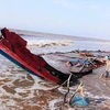 Xác tàu trôi dạt vào bờ biển thị xã Vĩnh Châu, tỉnh Sóc Trăng (Ảnh do Bộ đội Biên phòng cung cấp).