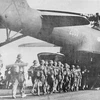 Bộ đội lên máy bay vận tải vào miền Nam tham gia chiến dịch Hồ Chí Minh, giải phóng Sài Gòn (tháng 4/1975). (Ảnh: TTXVN)