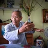 Nhà báo Huỳnh Văn Hoài kể lại việc tìm vị trí đặt tượng đài Bác Hồ tại bến Ninh Kiều (ảnh chụp năm 2018 lúc ông còn khỏe mạnh, hiện nay ông bệnh nặng, không giao tiếp được). (Ảnh: TTXVN)