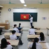 Học sinh Trường THPT Trần Nhân Tông, quận Hai Bà Trưng chuẩn bị lễ chào cờ đầu tuần. (Ảnh: Thanh Tùng/TTXVN)