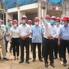 Chủ tịch UBND thành phố Hà Nội Nguyễn Đức Chung kiểm tra tiến độ thi công Dự án Nhà máy điện rác Sóc Sơn. (Ảnh: Mạnh Khánh/TTXVN)