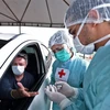 Nhân viên y tế xét nghiệm nhanh COVID-19 cho người dân tại Brasilia, Brazil. (Ảnh: AFP/TTXVN)