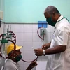 Bác sỹ khám cho người bệnh tại một bệnh viện ở La Habana, Cuba. (Ảnh: THX/TTXVN)
