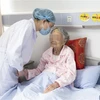 Nhân viên y tế chăm sóc bệnh nhân tại bệnh viện ở Thành Đô, tỉnh Tứ Xuyên, Trung Quốc ngày 8/5/2020. (Ảnh: THX/TTXVN)