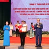 Bí thư Thành ủy Thành phố Hồ Chí Minh Nguyễn Thiện Nhân tặng Bằng khencho đại diện tập thể có thành tích xuất sắc. (Ảnh: Xuân Khu/TTXVN)