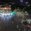 Khu vực Quảng trường Đông Kinh Nghĩa Thục bắt đầu đông người. (Ảnh chụp lúc 20 giờ). (Ảnh: Thành Đạt/TTXVN)