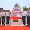 Thủ tướng Chính Phủ Nguyễn Xuân Phúc cùng các lãnh đạo gắn biển Công trình Hợp tác xã với Bác Hồ. (Ảnh: Danh Lam/TTXVN)