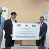 Công ty AstraZeneca Việt Nam trao tặng khẩu trang cho Bộ Y tế. (Nguồn: Bộ Y tế)