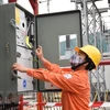 Nhân viên EVN kiểm tra vận hành các trạm biến áp, đảm bảo điện. (Nguồn: TTXVN)