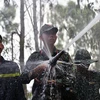 Cán bộ chiến sỹ Bộ Chỉ huy Quân sự tỉnh Kiên Giang chữa cháy rừng tràm. (Ảnh: Lê Phương Vũ/TTXVN)