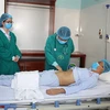 Bác sỹ Bệnh viện Đa khoa tỉnh Thanh Hóa thăm khám cho bệnh nhân L.V.T., 40 tuổi, bệnh nhân vừa được ghép thận từ người không cùng huyết thống. (Ảnh: Hoa Mai/TTXVN)