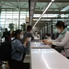 Một hành khách làm thủ tục tại sân bay Incheon, Hàn Quốc. (Ảnh: Mạnh Hùng/TTXVN)