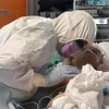 Nhân viên y tế điều trị cho bệnh nhân mắc COVID-19 tại một bệnh viện ở Rome, Italy ngày 24/3/2020. (Ảnh: AFP/TTXVN)