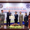 Chủ tịch Ủy ban Nhân dân thành phố Hà Nội Nguyễn Đức Chung trao tượng trưng số vật tư y tế cho Đại sứ Hoa Kỳ tại Việt Nam Daniel J. Kritenbrink. (Ảnh: Lâm Khánh/TTXVN)