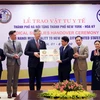 Chủ tịch UBND thành phố Hà Nội Nguyễn Đức Chung trao tượng trưng số vật tư y tế cho Đại sứ Hoa Kỳ tại Việt Nam Daniel J. Kritenbrink. (Ảnh: Lâm Khánh/TTXVN)